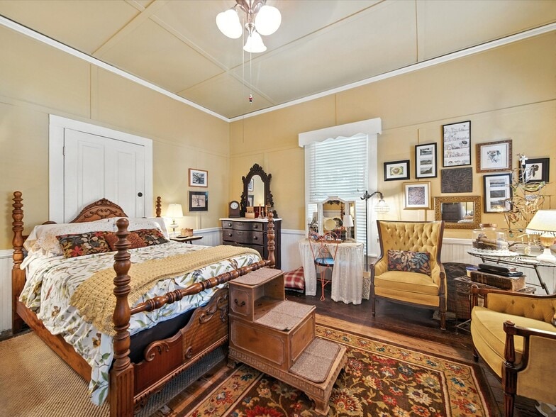 More Photos Of 221 N Main St, Clover Hospitality For Sale