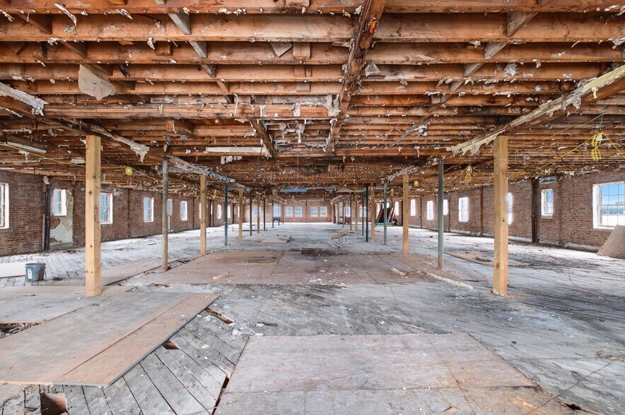 More Photos Of 1 Public Square Red Boiling Springs Sq, Lafayette Showroom For Sale
