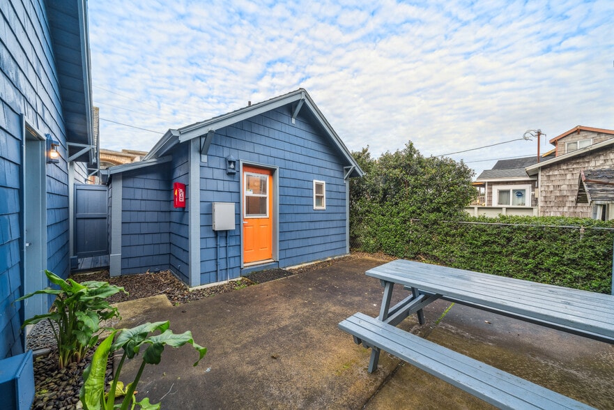 More Photos Of 105 S 6th Ave, Rockaway Beach Hotel For Sale