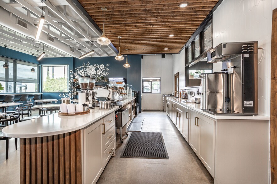 More Photos Of 211 N Weaver St, Gainesville Flex For Sale