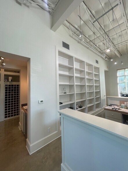 More Photos Of 242 W Sunset Rd, San Antonio Office For Lease
