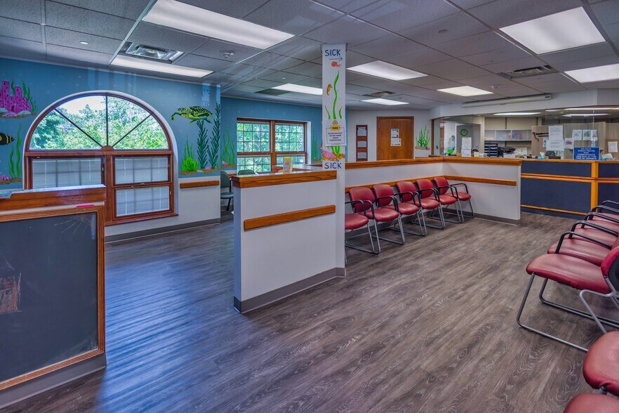 More Photos Of 1015 Summit St, Elgin Medical For Lease