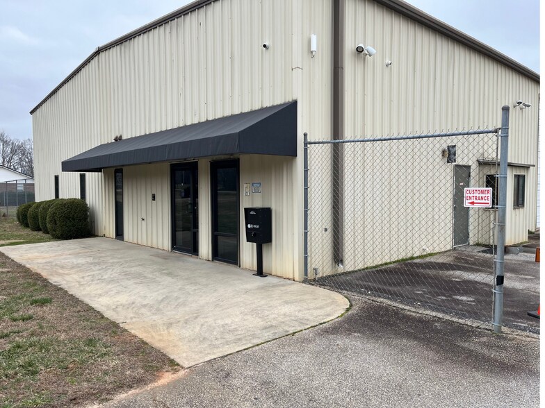 More Photos Of 673 Sandy Springs Rd, Piedmont Warehouse For Lease