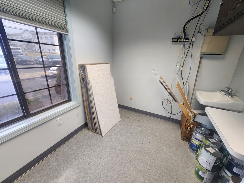 More Photos Of 304 Federal Rd, Brookfield Office For Lease