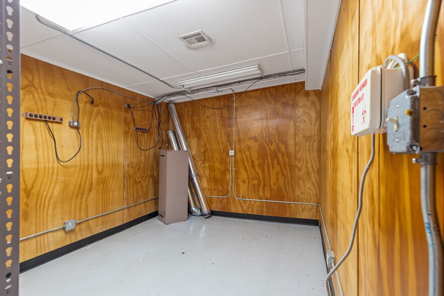 More Photos Of 212 S Main St, Grove Office For Sale