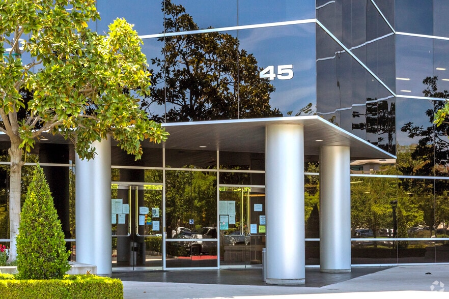 More Photos Of 45 E River Park Pl W, Fresno Office Residential For Lease