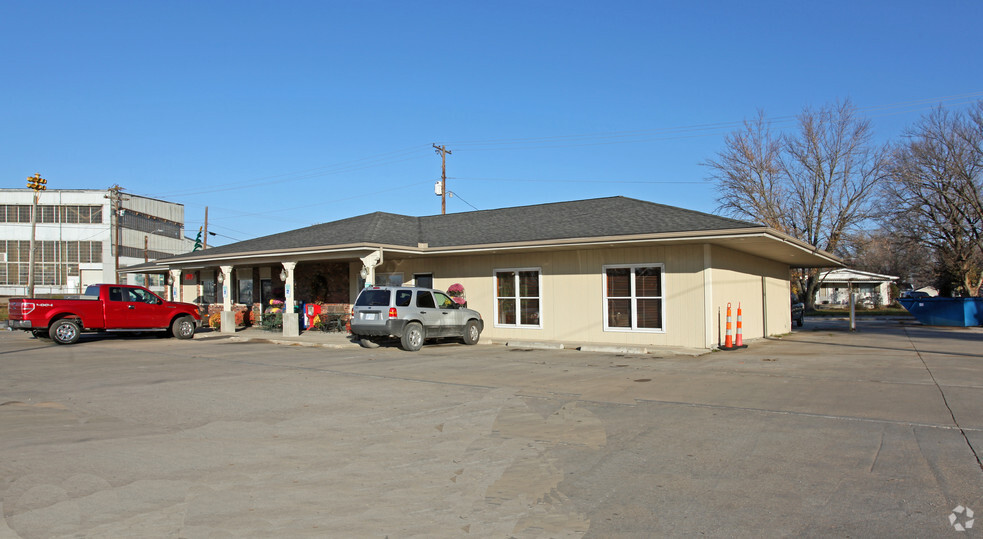 Primary Photo Of 901 S 6th St, Osawatomie Restaurant For Sale