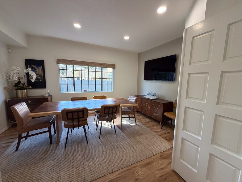 More Photos Of 207 W 20th St, Santa Ana Office For Sale