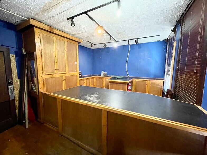 More Photos Of 209-211 E Chicago St, Elgin Bar For Sale