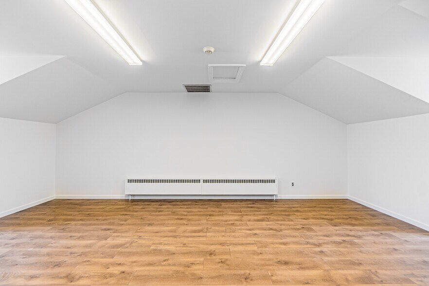 More Photos Of 2100 Oak Tree Rd, Edison Bank For Lease