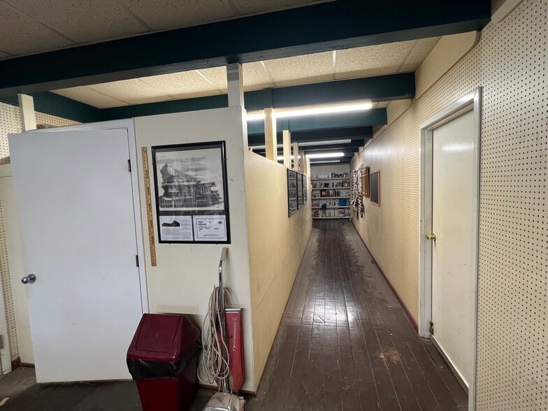More Photos Of 1110 Dewey St, New Albany Flex For Sale