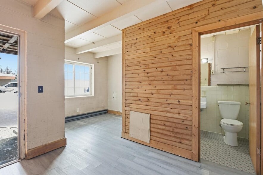 More Photos Of 1712 Ashmun St, Sault Sainte Marie Hotel For Sale