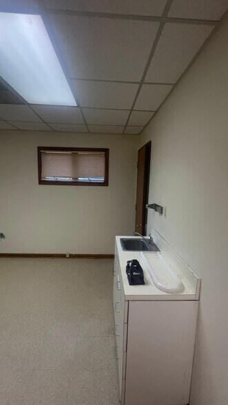 More Photos Of 680 Easton Ave, Somerset Medical For Sale