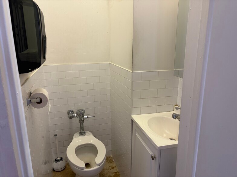 More Photos Of 260 W 35th St, New York Office Residential For Lease