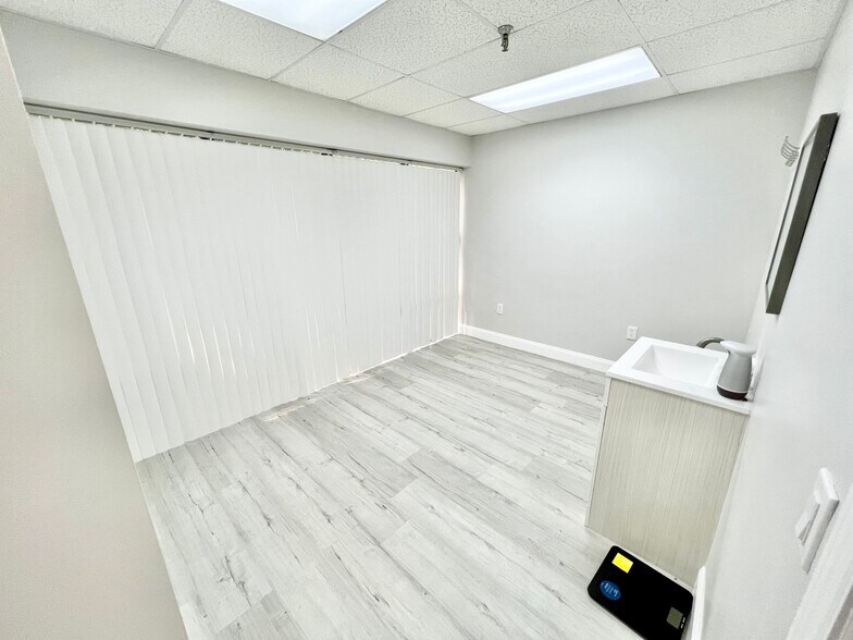 More Photos Of 2650 Bahia Vista St, Sarasota Medical For Sale