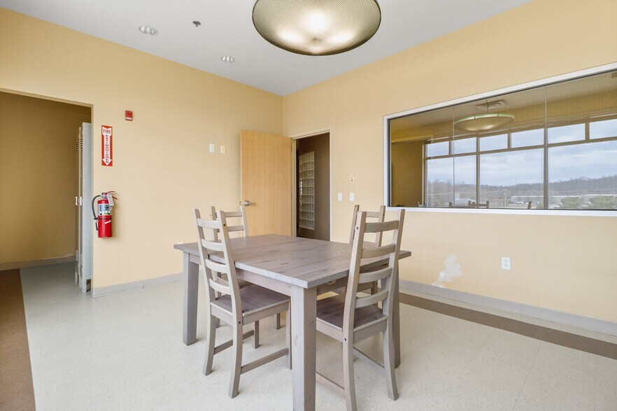 More Photos Of 200 City Hill Dr, London Medical For Sale