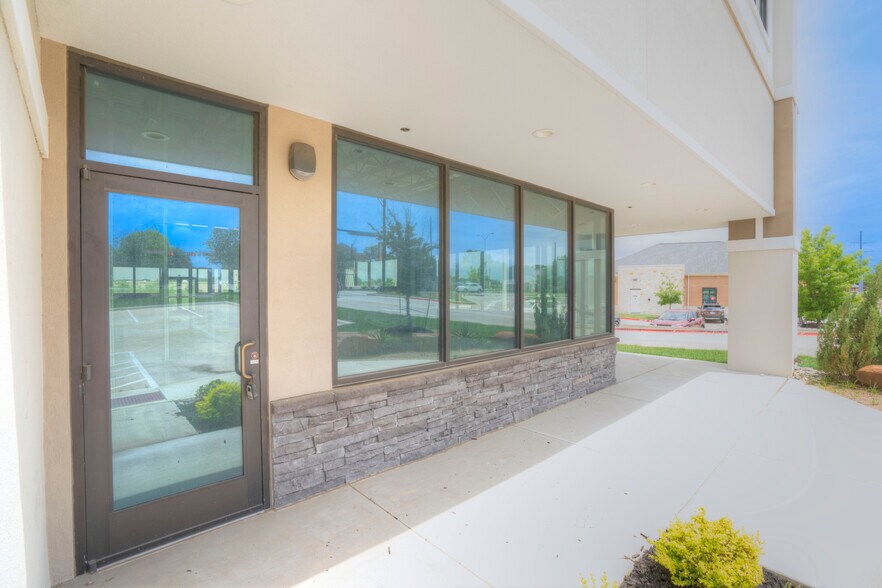 More Photos Of 2840 Flower Mound Rd, Flower Mound General Retail For Lease