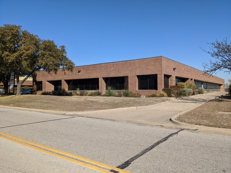 More Photos Of 3001 N Skyway Cir, Irving Office For Lease