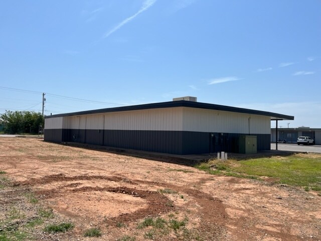 More Photos Of 805 NW 24th St, Moore Freestanding For Lease