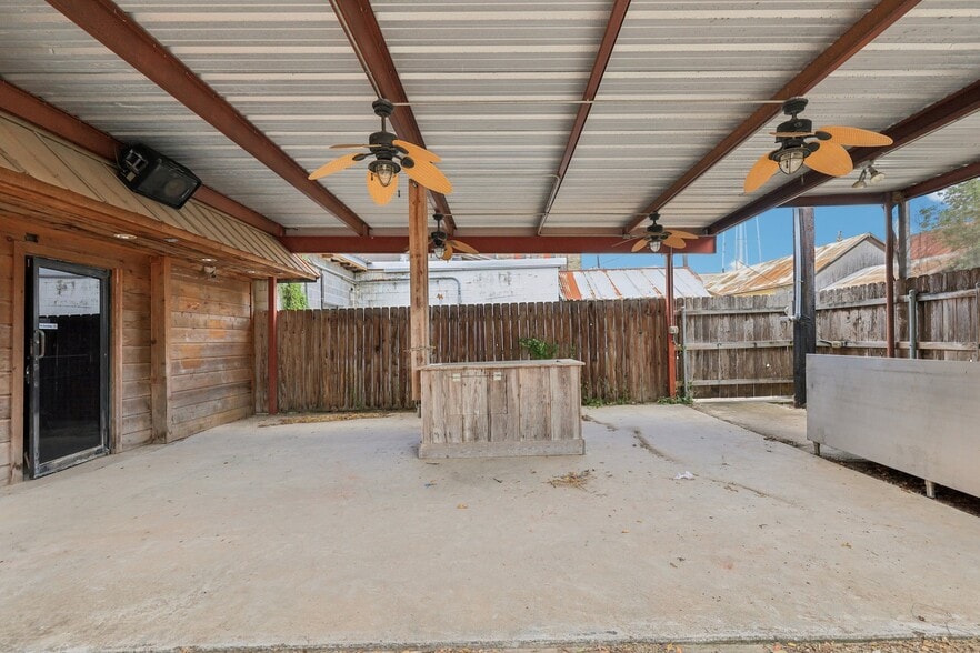 More Photos Of 113 N Main St, Moulton Bar For Sale