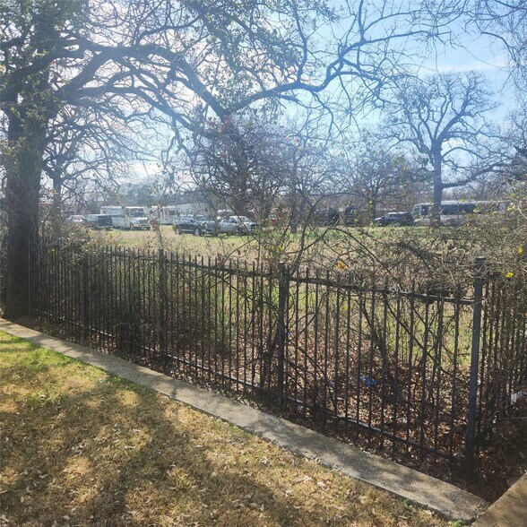 More Photos Of 725 N Walton Walker Blvd, Irving Land For Sale