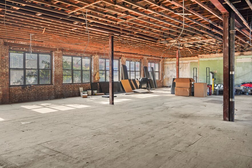 More Photos Of 67-05-67-09 Fresh Pond Rd, Ridgewood Bank For Lease