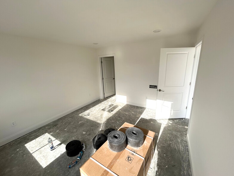 More Photos Of 400 Red Squirrel St, Bowling Green Specialty For Sale