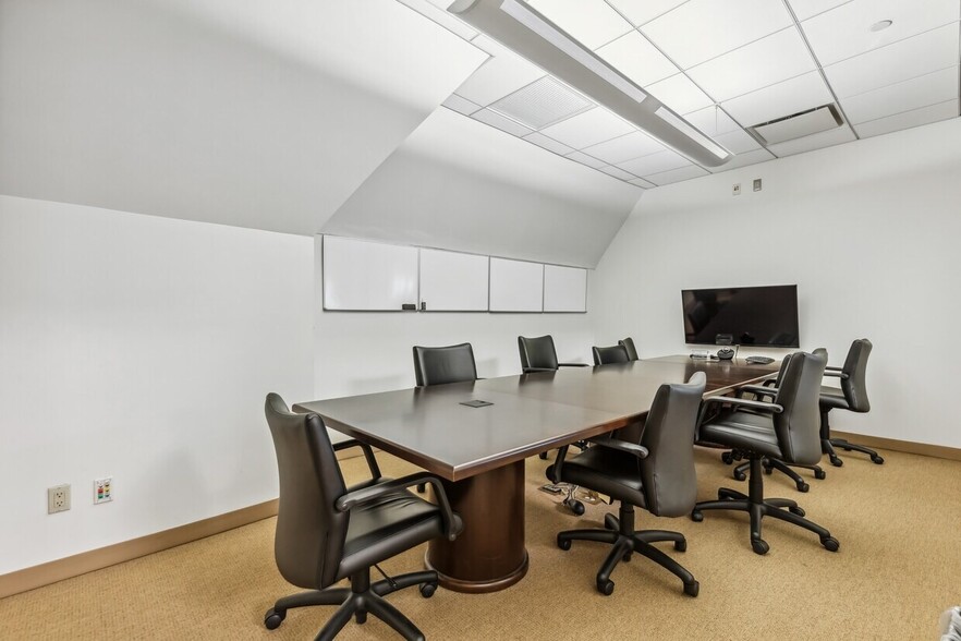 More Photos Of 1 E Ridgewood Ave, Ridgewood Storefront Retail Office For Lease