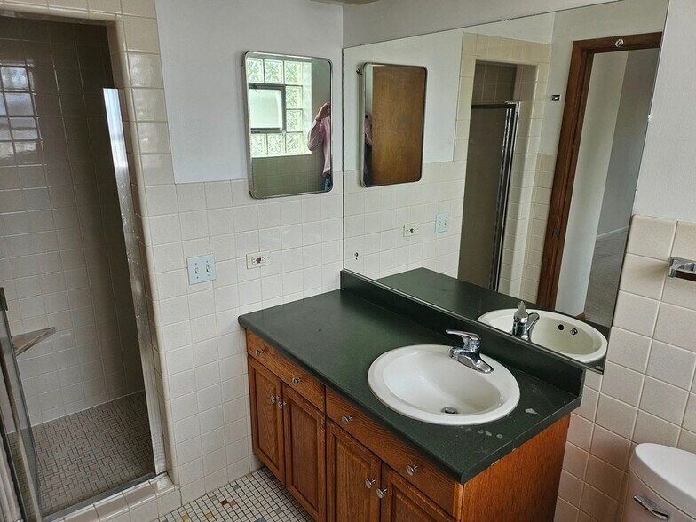 More Photos Of 1727 Howard St, Evanston Freestanding For Sale