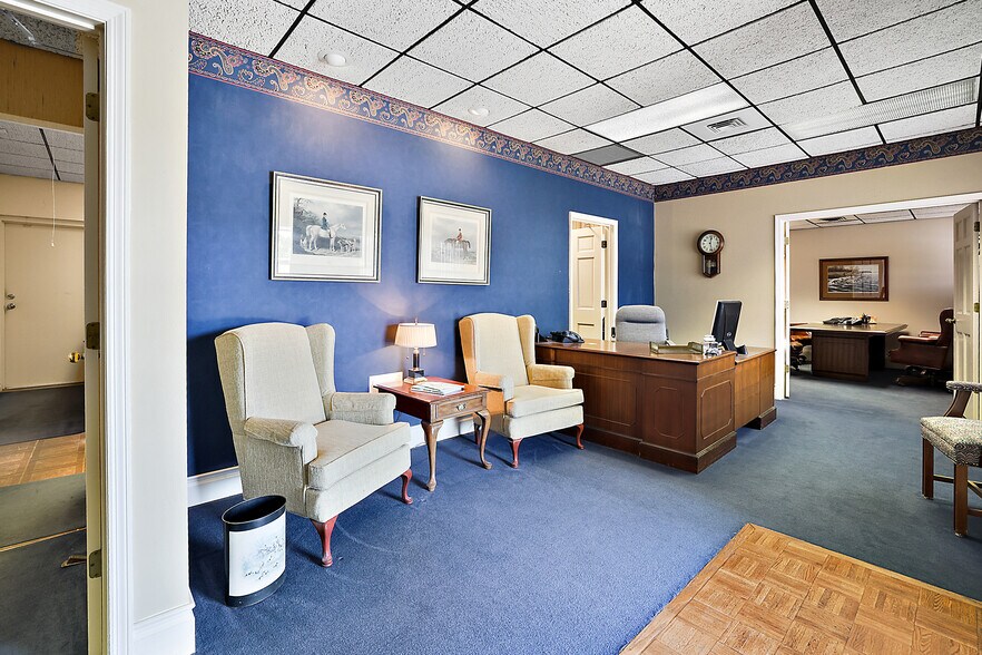 More Photos Of 400 Webster St, Leesburg Office For Lease