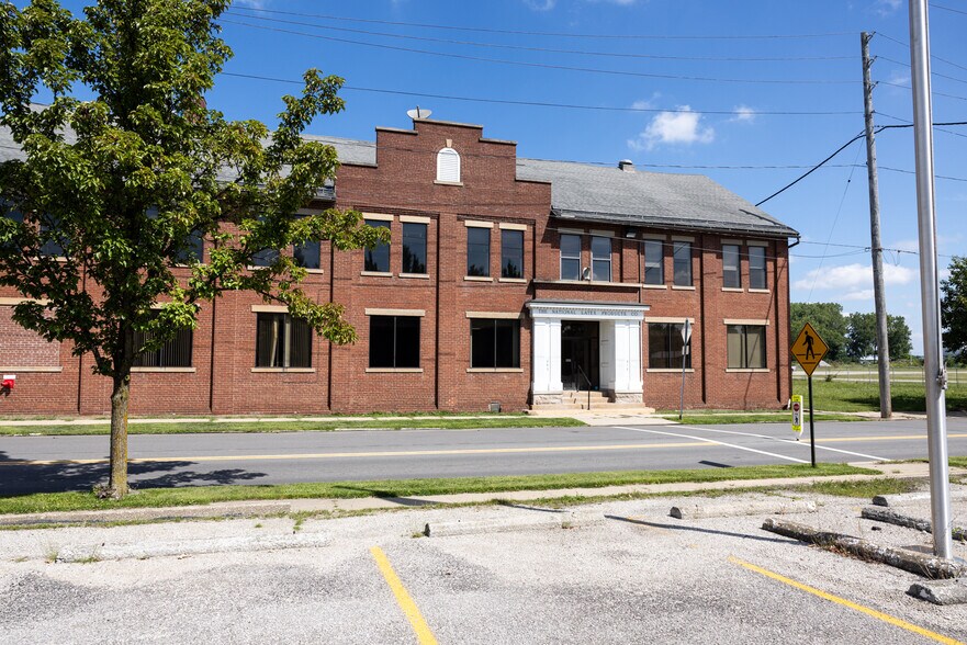 More Photos Of 246 E 4th St, Ashland Light Distribution For Lease