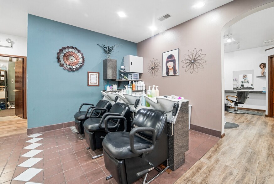 More Photos Of 155 W Menasha Ave, Whitelaw Flex For Sale