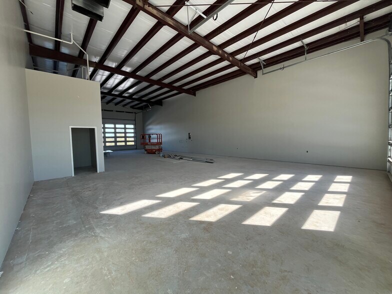 More Photos Of 11725 N Morgan Rd, Yukon Manufacturing For Sale