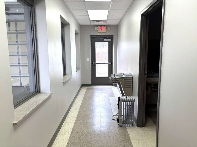 More Photos Of 11 Cottonwood Dr, Chatham Specialty For Sale