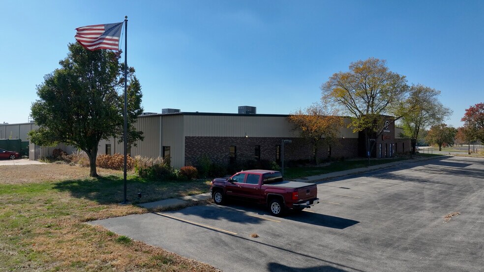 Primary Photo Of 1805 Riverway Dr, Pekin Distribution For Sale