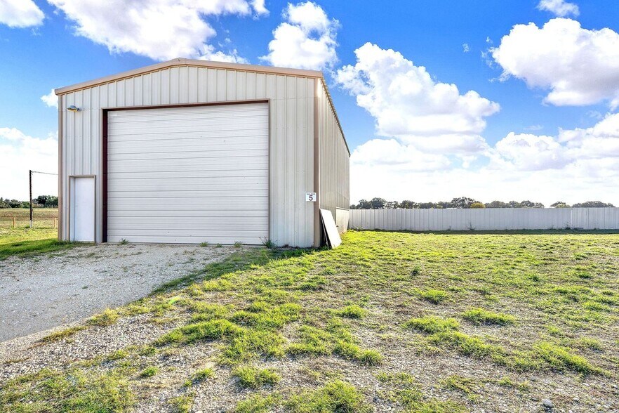 More Photos Of 389 Interstate 35 S, Devine Unknown For Lease