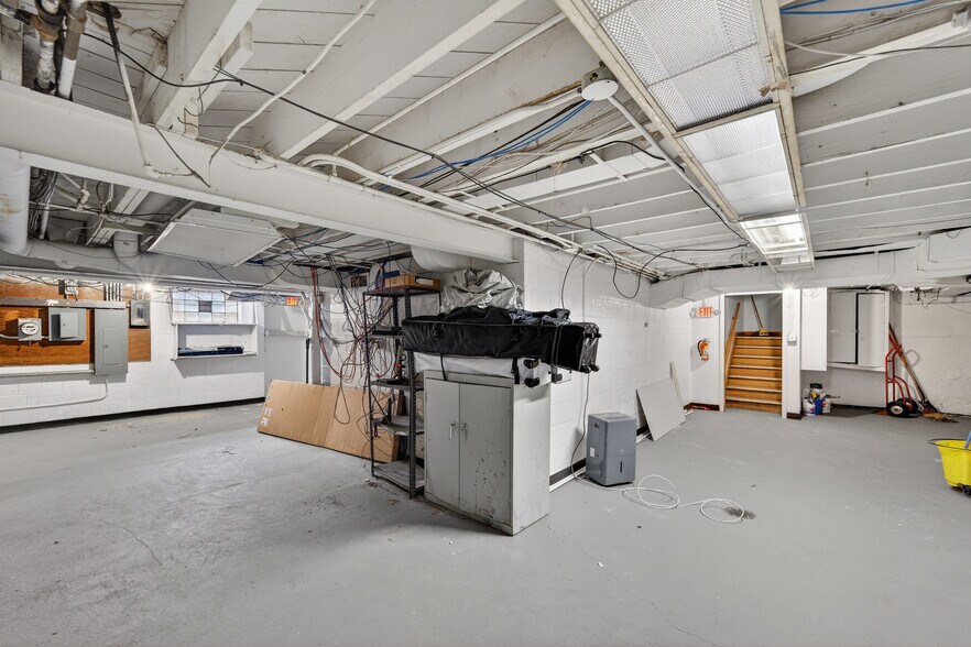 More Photos Of 2001 Capitol dr, Milwaukee Office For Sale