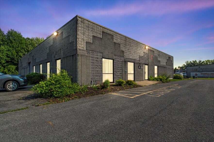 More Photos Of 200 Gateway Park Dr, Syracuse Warehouse For Lease