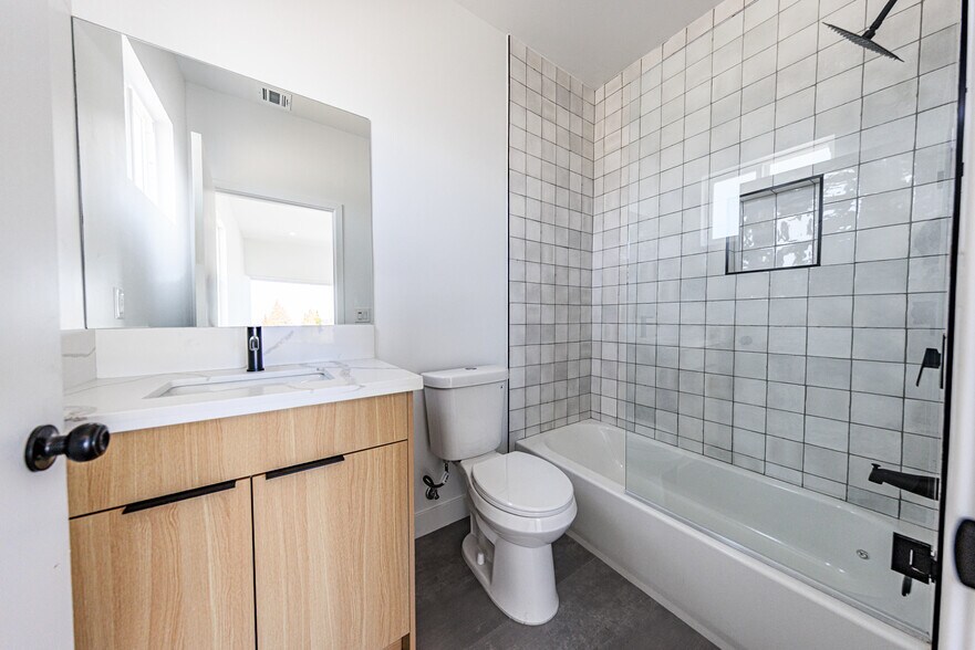 More Photos Of 2847 S Victoria Ave, Los Angeles Multifamily For Sale