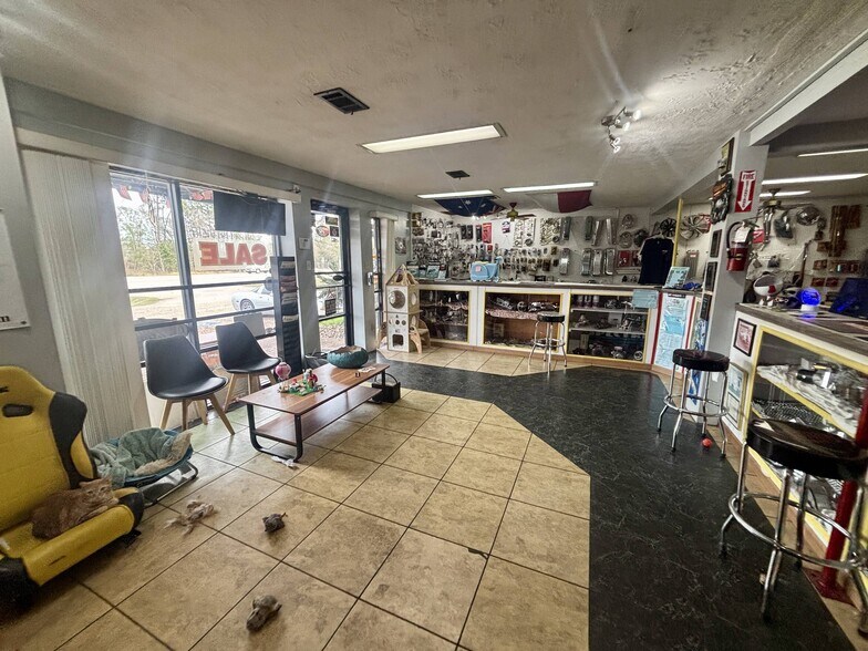 More Photos Of 1700 N Loop 336 E, Conroe Auto Repair For Lease