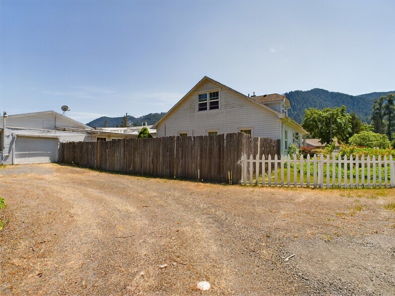 More Photos Of 47393 Highway 58, Oakridge Convenience Store For Sale