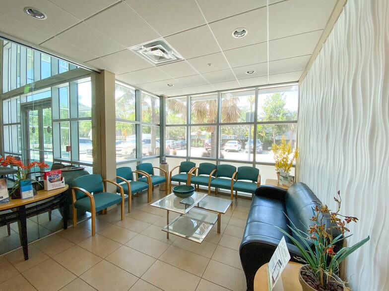 More Photos Of 2068 Hawthorne St, Sarasota Medical For Lease