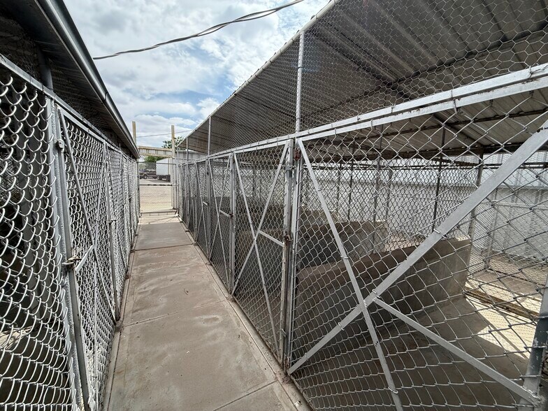 More Photos Of 7184 Alameda Ave, El Paso Veterinarian Kennel For Sale