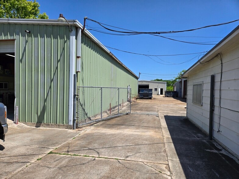 More Photos Of 609 Carby, Houston Warehouse For Sale