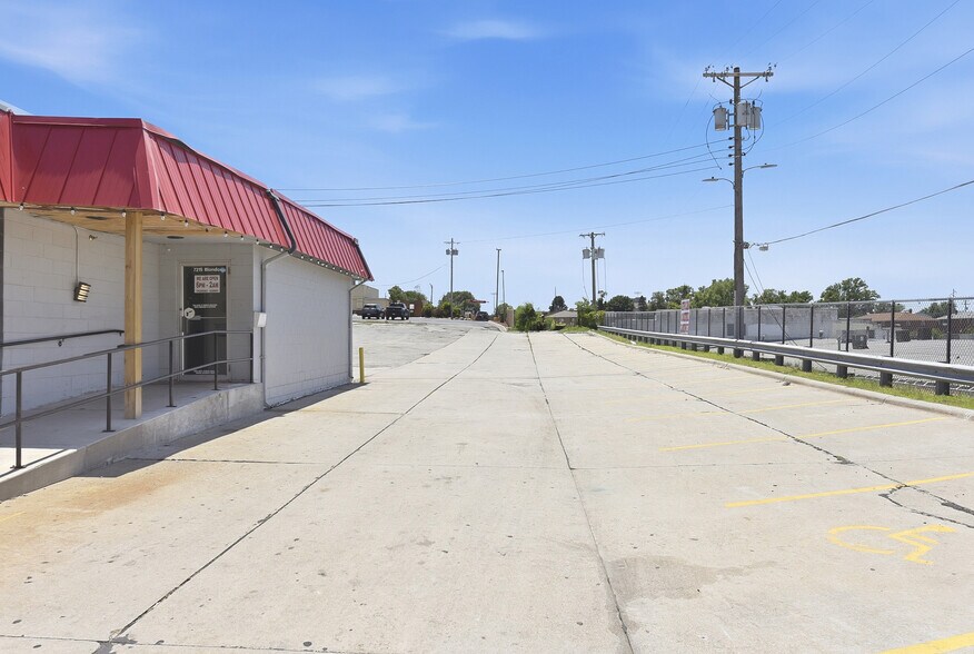 More Photos Of 7215 Blondo St, Omaha Bar For Sale