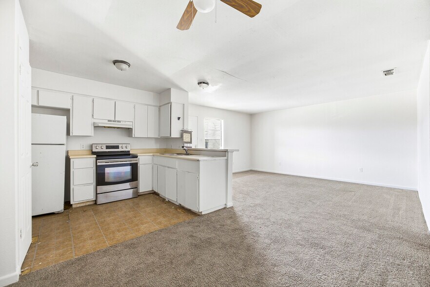 More Photos Of 1105 Westwood Ln, Giddings Apartments For Sale