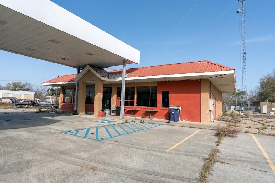 Primary Photo Of 504 3rd Ave, Fenton Service Station For Sale