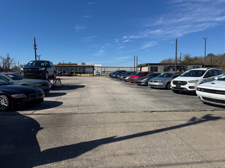 More Photos Of 8479 North Fwy, Houston Auto Repair For Lease