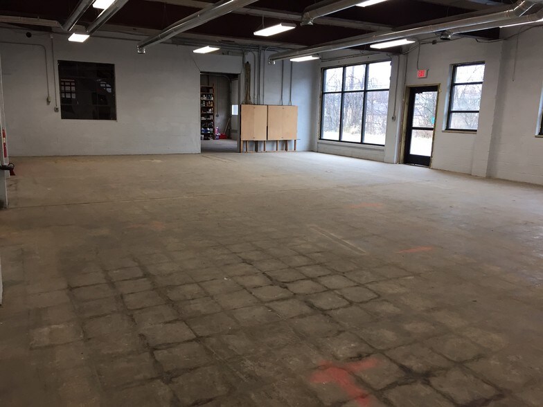 More Photos Of 534-536 Valley Brook Rd, Venetia Storefront Retail Office For Lease