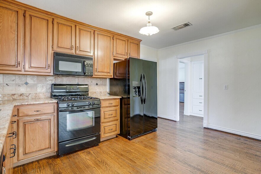 More Photos Of 113 N Tarrant St, Crowley Office For Sale
